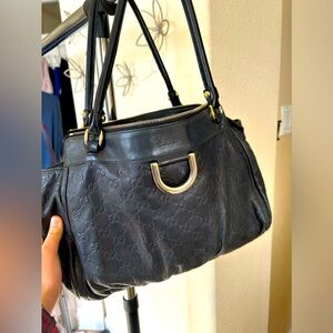 Like new AUTHENTIC Gucci purse comes with the Gucci shopping bag